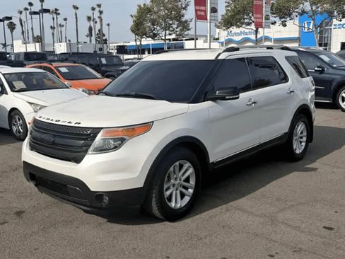 Used 2015 Ford Explorer XLT w/ Equipment Group 202B FWD image 2