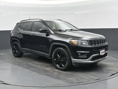 Used 2018 Jeep Compass Latitude FWD image 1