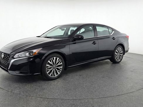 Used 2025 Nissan Altima 2.5 SV image 3