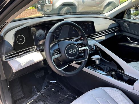 Used 2025 Hyundai Elantra Limited FWD image 13