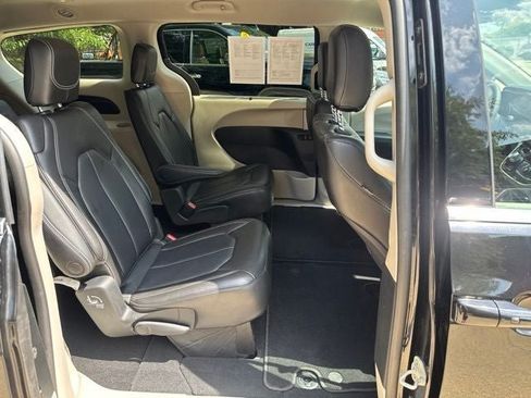 Used 2023 Chrysler Pacifica Touring-L AWD/4WD image 30