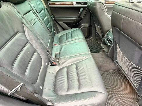 Used 2016 Volkswagen Touareg TDI image 16