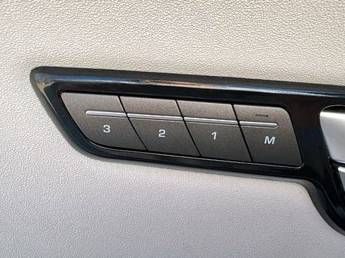 Used 2018 Land Rover Range Rover Evoque SE Premium image 24