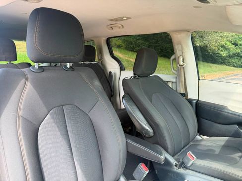 Used 2017 Chrysler Pacifica Touring FWD image 15