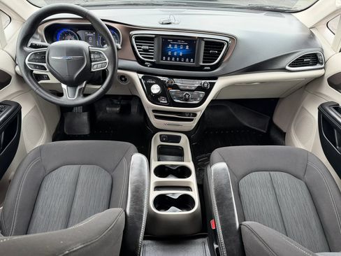 Used 2020 Chrysler Voyager L FWD image 11