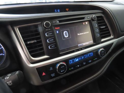 Used 2019 Toyota Highlander Plus FWD image 16