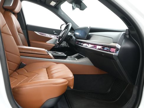 Used 2023 BMW i7 xDrive60 w/ Executive Package 2 AWD/4WD image 40