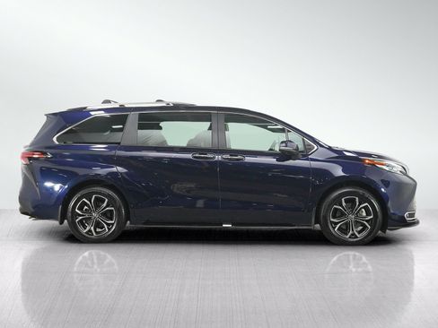 Used 2026 Toyota Sienna Platinum AWD/4WD image 6