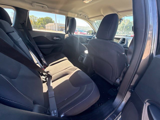 Used 2015 Jeep Cherokee Latitude AWD/4WD image 6
