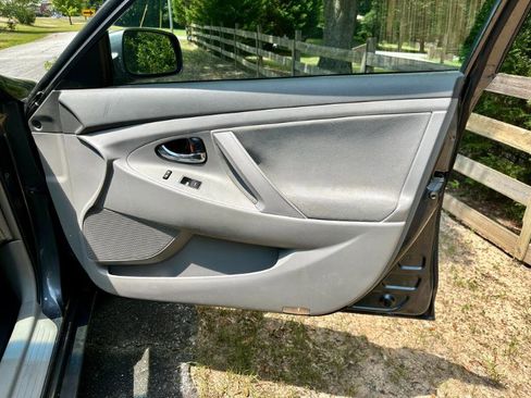 Used 2011 Toyota Camry image 6