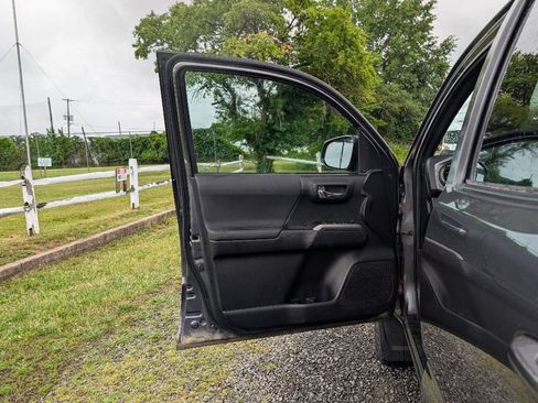 Used 2021 Toyota Tacoma TRD Sport AWD/4WD image 10