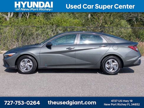 Certified 2025 Hyundai Elantra SE FWD image 2
