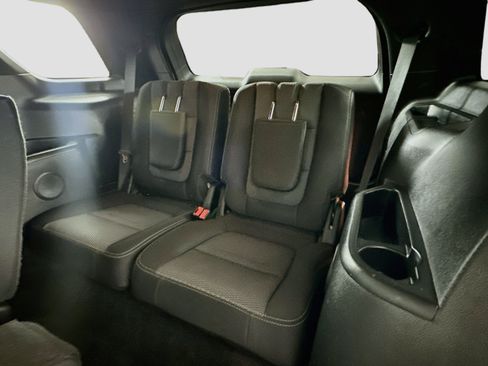 Used 2017 Ford Explorer XLT w/ Equipment Group 201A FWD image 28