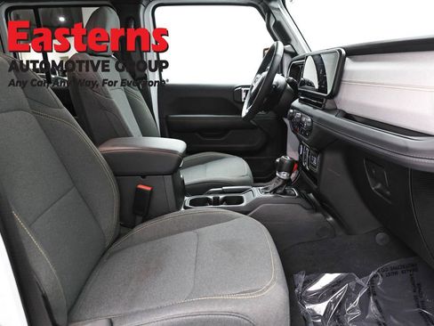 Used 2025 Jeep Wrangler Unlimited Sahara AWD/4WD image 25