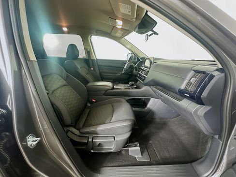 Used 2025 Nissan Pathfinder SV FWD image 32