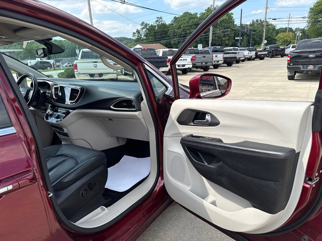 Used 2020 Chrysler Pacifica Touring-L Plus FWD image 44
