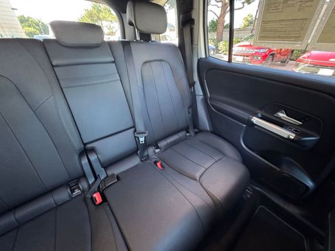 Used 2025 Mercedes-Benz GLB 250 4MATIC image 39