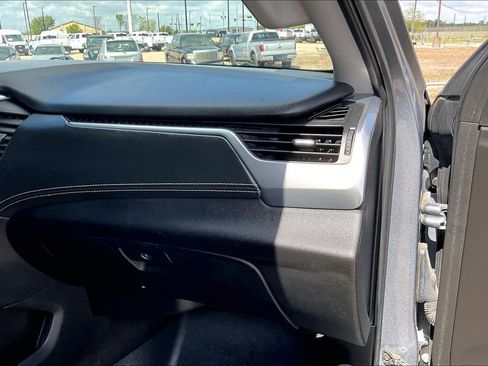 Used 2018 Chevrolet Suburban LT RWD image 23