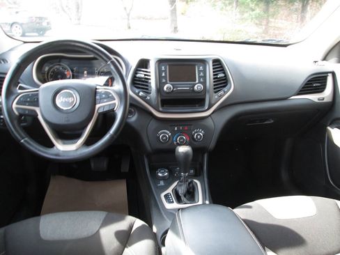 Used 2018 Jeep Cherokee Latitude w/ Altitude Package image 9