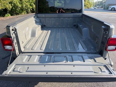 Used 2023 Jeep Gladiator Sport AWD/4WD image 19