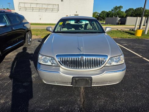 Used 2009 Lincoln Town Car Signature Limited RWD image 1