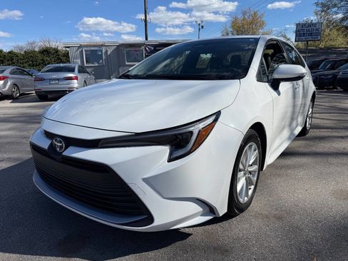 Used 2023 Toyota Corolla XLE image 3