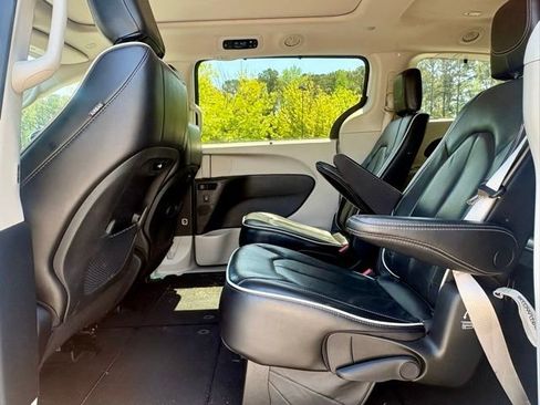 Used 2023 Chrysler Pacifica Limited image 28