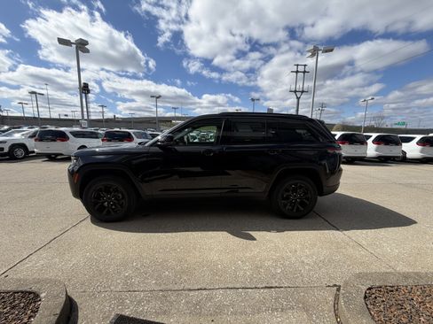 New 2026 Jeep Grand Cherokee Altitude image 17