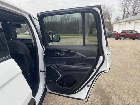 Used 2022 Jeep Grand Cherokee Laredo w/ Luxury Tech Group I AWD/4WD image 30