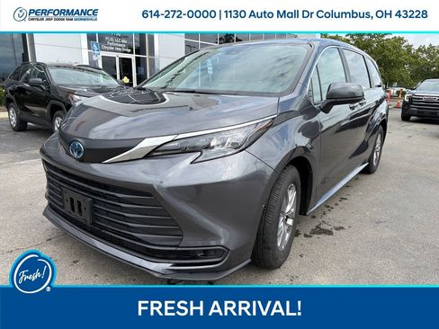 Used 2025 Toyota Sienna LE FWD image 4
