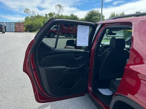 Certified 2023 Chevrolet Traverse RS image 30
