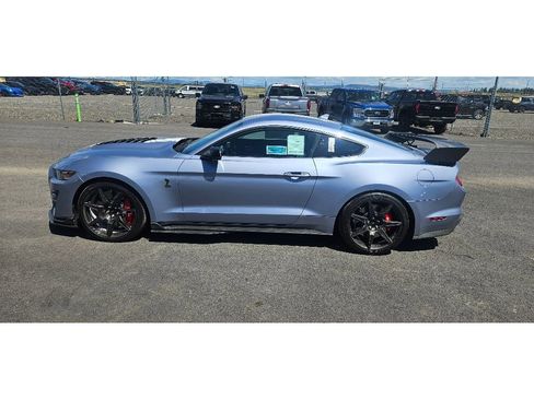 Used 2022 Ford Mustang Shelby GT500 w/ Carbon Fiber Track Pack RWD image 9