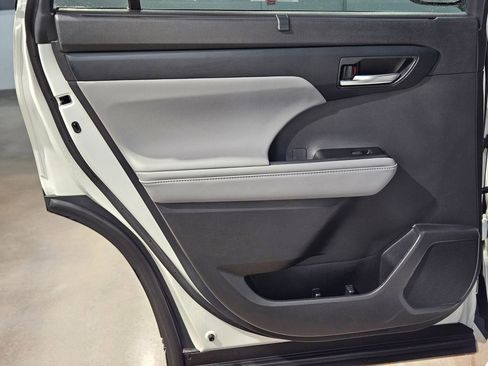 Used 2021 Toyota Highlander XLE image 34