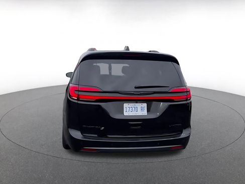 Used 2025 Chrysler Pacifica Limited image 12