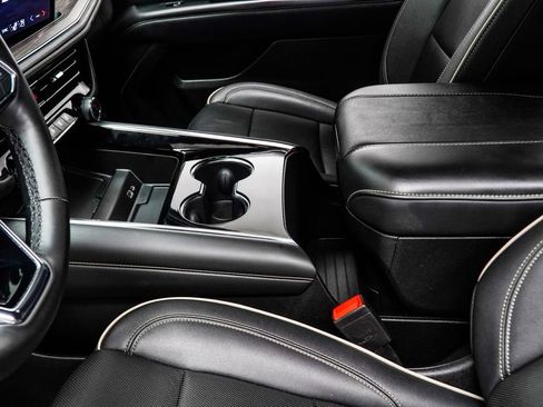 Used 2025 Chevrolet Tahoe Premier AWD/4WD image 22