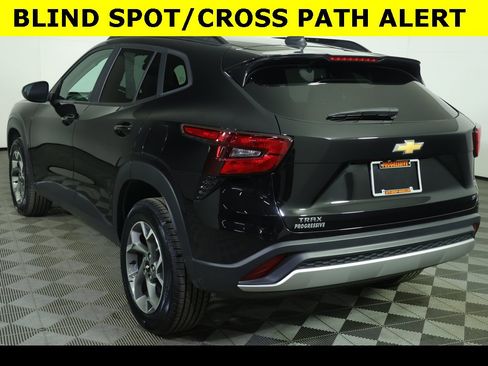 Used 2024 Chevrolet Trax LT w/ Driver Confidence Package image 8