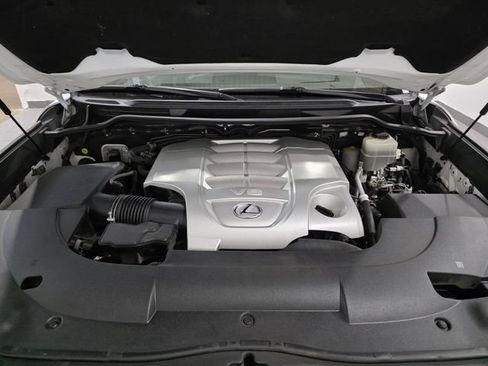 Used 2016 Lexus LX 570 4WD w/ Luxury Package image 26