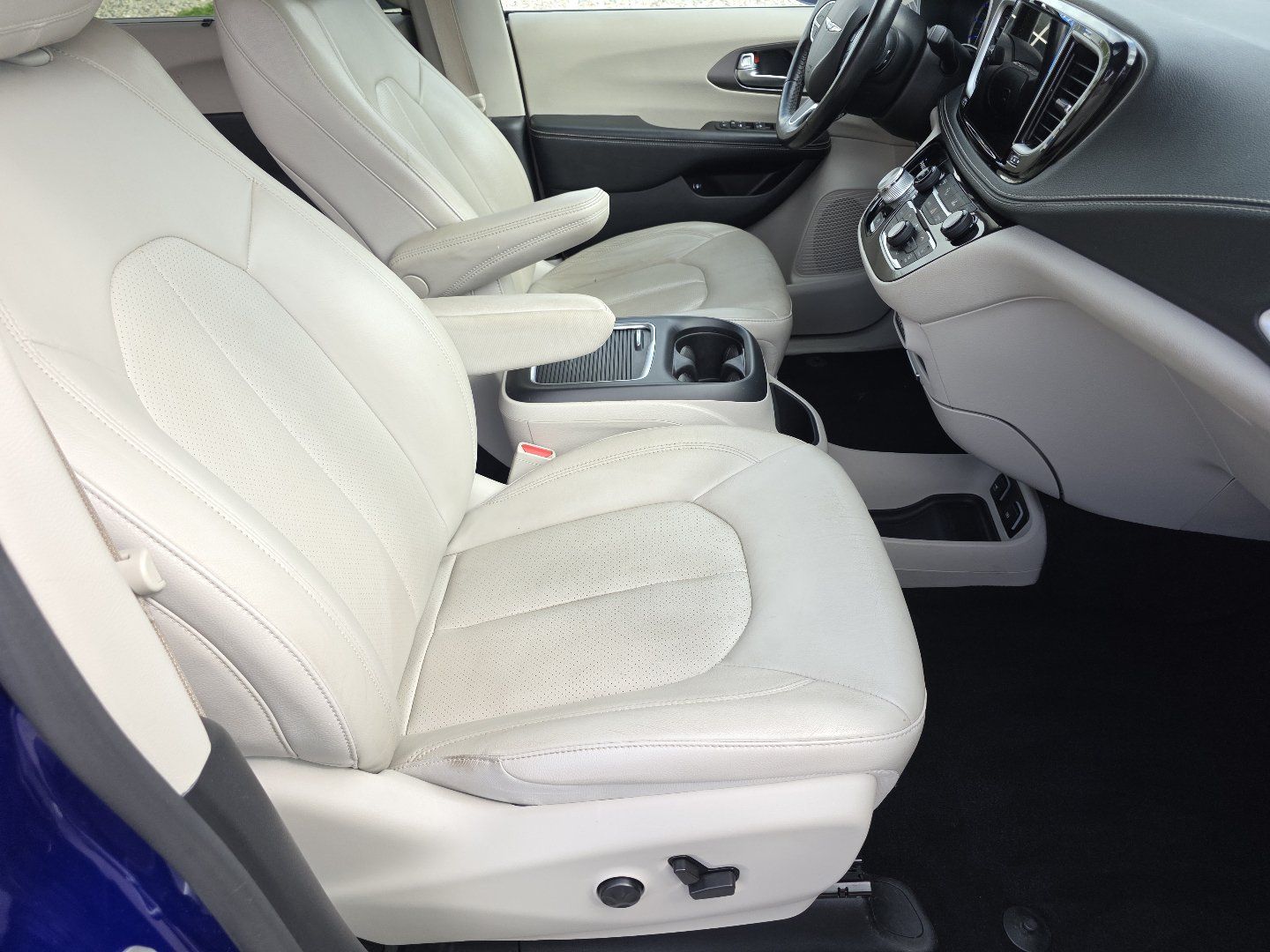 Used 2021 Chrysler Pacifica Touring-L FWD image 20