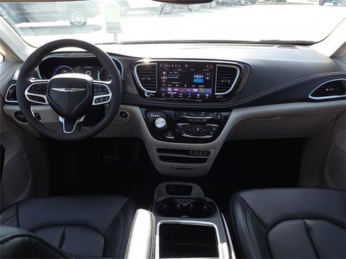 Used 2023 Chrysler Pacifica Touring-L image 11