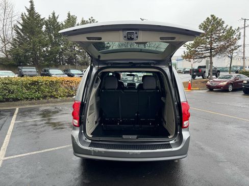 Used 2017 Dodge Grand Caravan SXT image 16