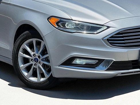 Used 2017 Ford Fusion SE image 4