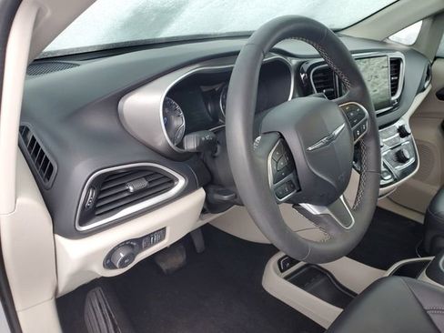 Certified 2024 Chrysler Pacifica Touring-L image 7