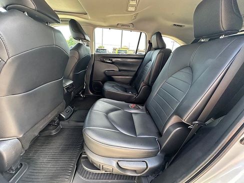 Certified 2020 Toyota Highlander XLE AWD/4WD image 16