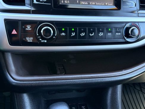 Used 2019 Toyota Highlander LE AWD/4WD image 45
