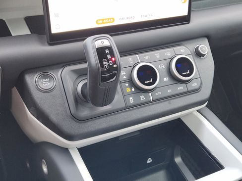 New 2025 Land Rover Defender 110 X-Dynamic SE AWD/4WD image 18