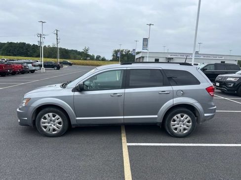 Used 2020 Dodge Journey SE FWD image 2