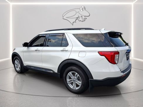Used 2024 Ford Explorer XLT AWD/4WD image 3