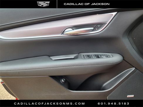 New 2025 Cadillac XT5 Luxury image 9