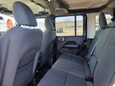 Used 2025 Jeep Wrangler Unlimited Sahara AWD/4WD image 18