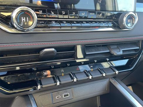 Used 2023 Chevrolet Colorado Z71 w/ Z71 Convenience Package 2 image 25